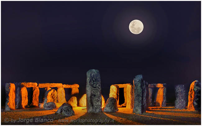 Noche de luna llena en Stonehenge
